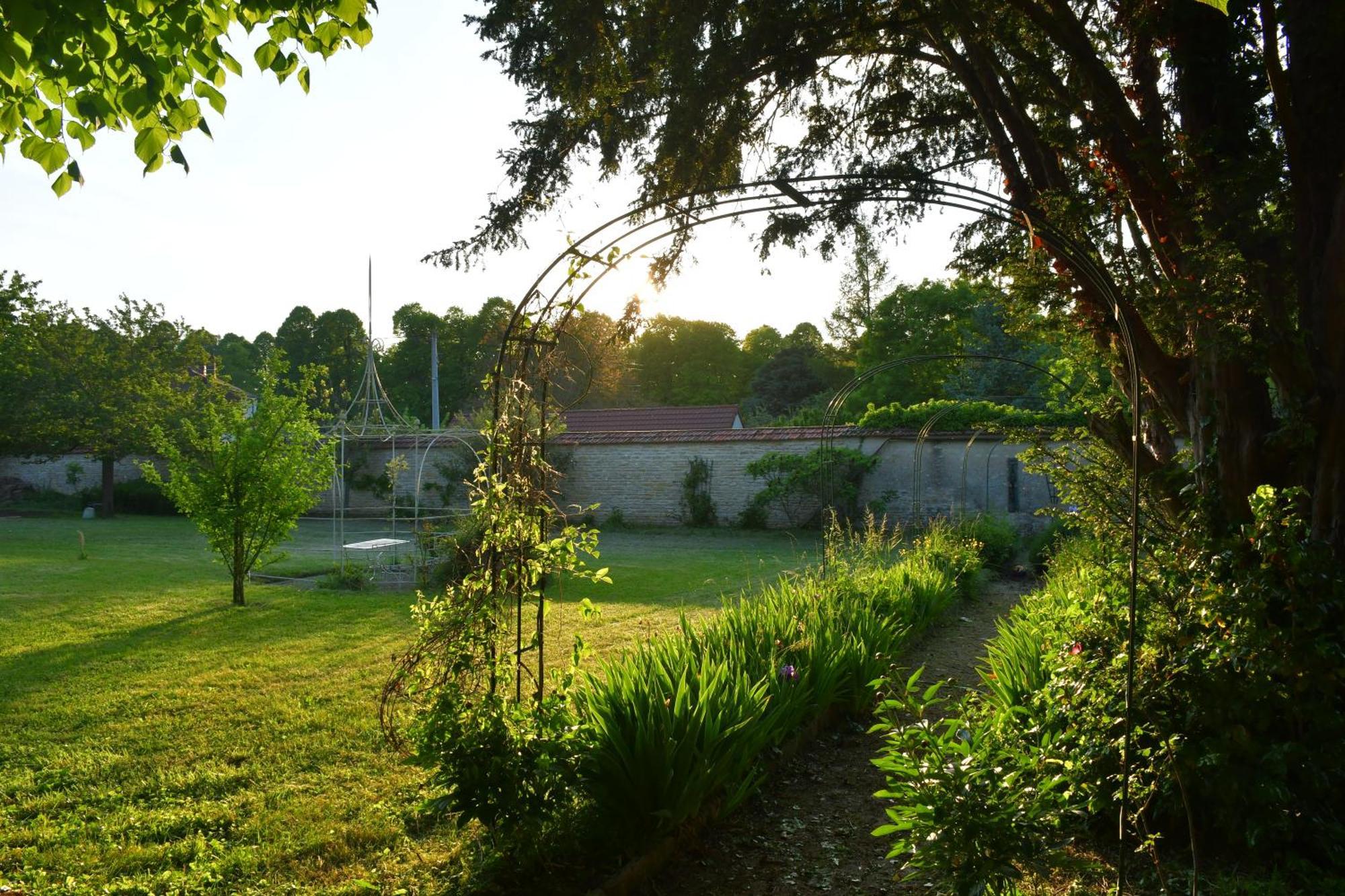 Le Val Clos, Appartement Dans Une Maison De Maitre 19E Tanlay Zewnętrze zdjęcie